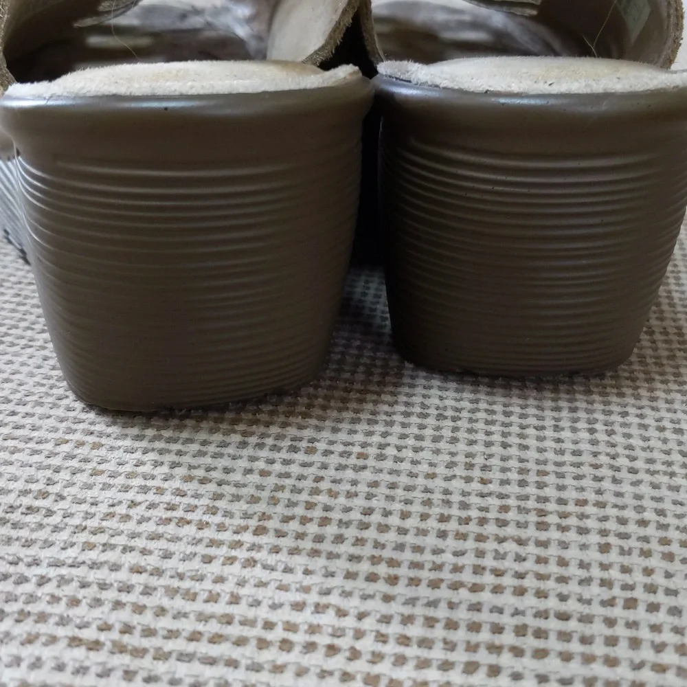 Skechers , Parallel Trapezoid, slingback wedge leather beige sandal. 8